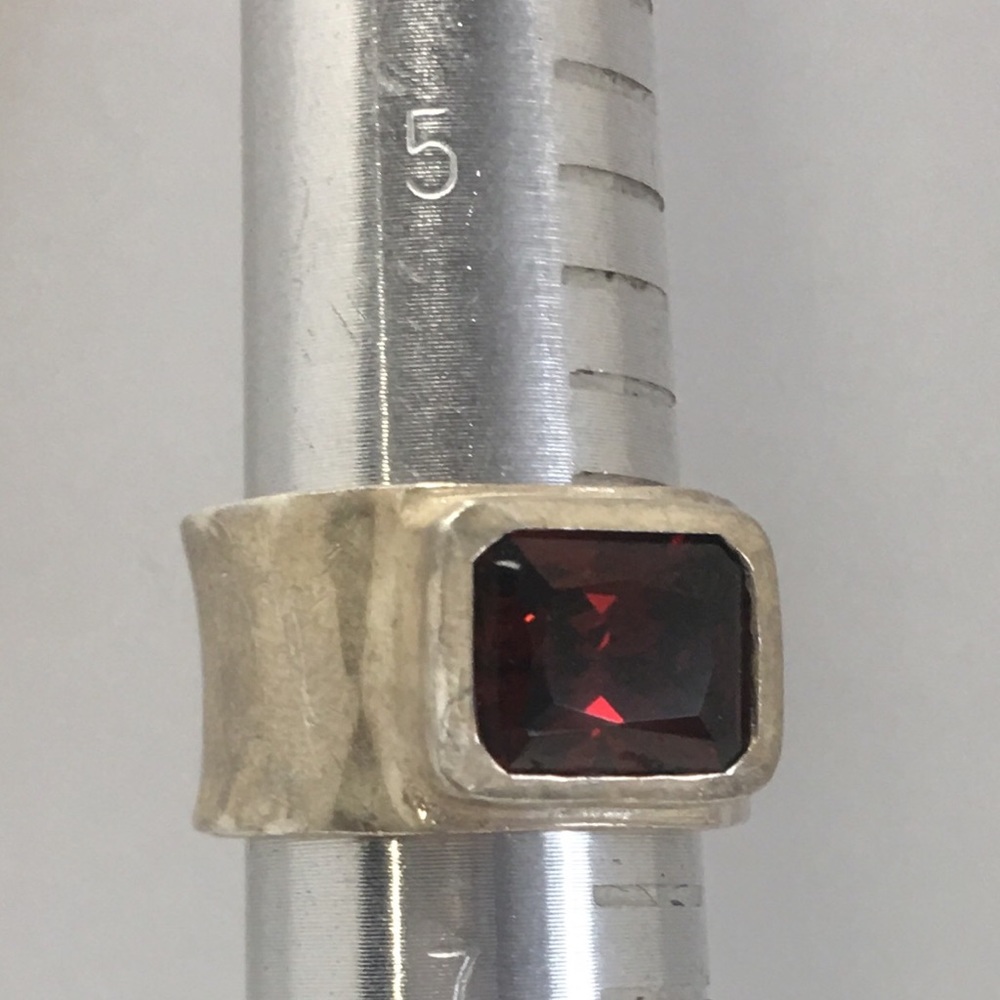 Sterling and garnet ring - Picture 6 of 6